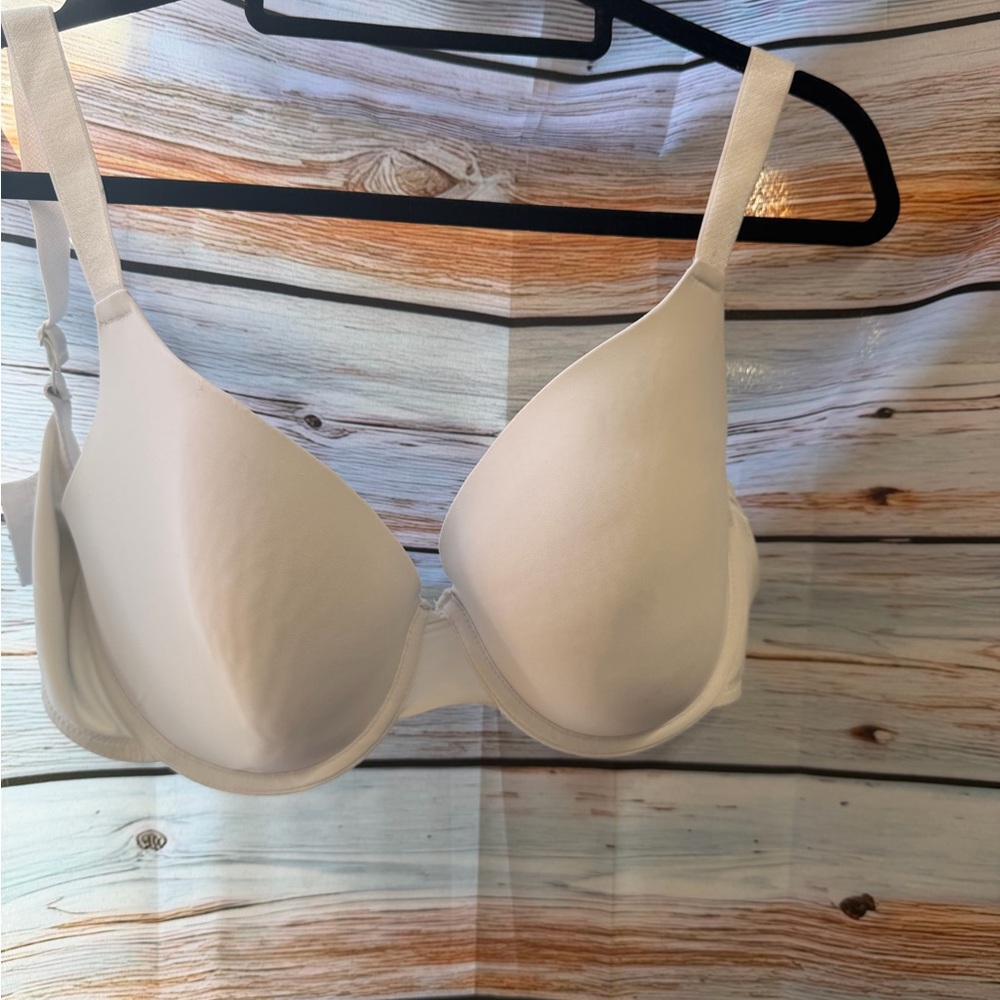Smooth‎ women’s Bra - White with underwire.